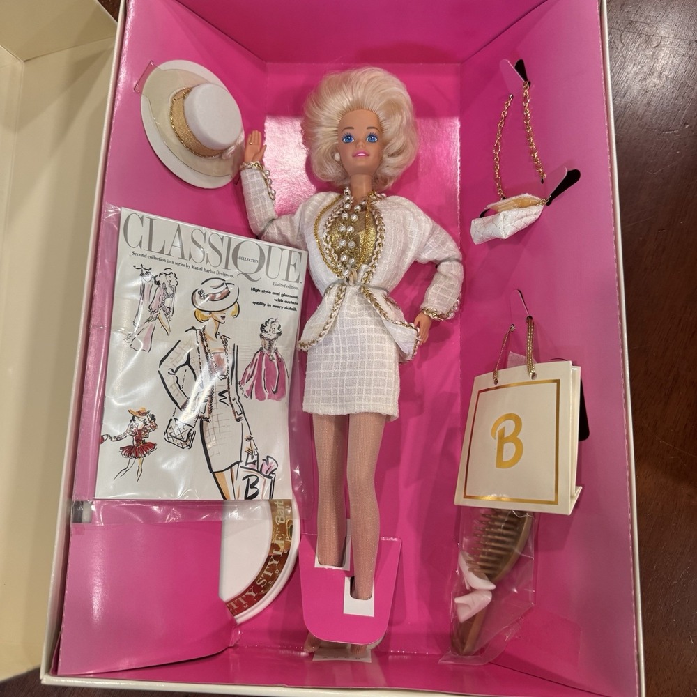 Mattel Classique City Style Barbie Doll 12in 1993 MPN 10149